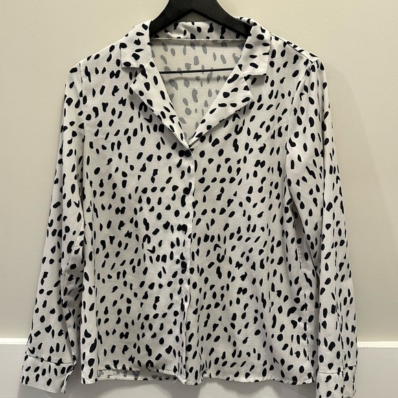 Stylish Black and White Women's Top - Picture 2 of 4